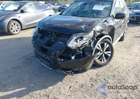 2017 Nissan Rogue Sl z USA, uszkodzony, nr VIN 5N1AT2MV8HC825741